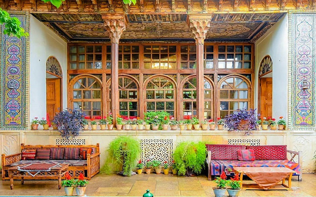 معماری ایرانی با کاشی کاری سنتی