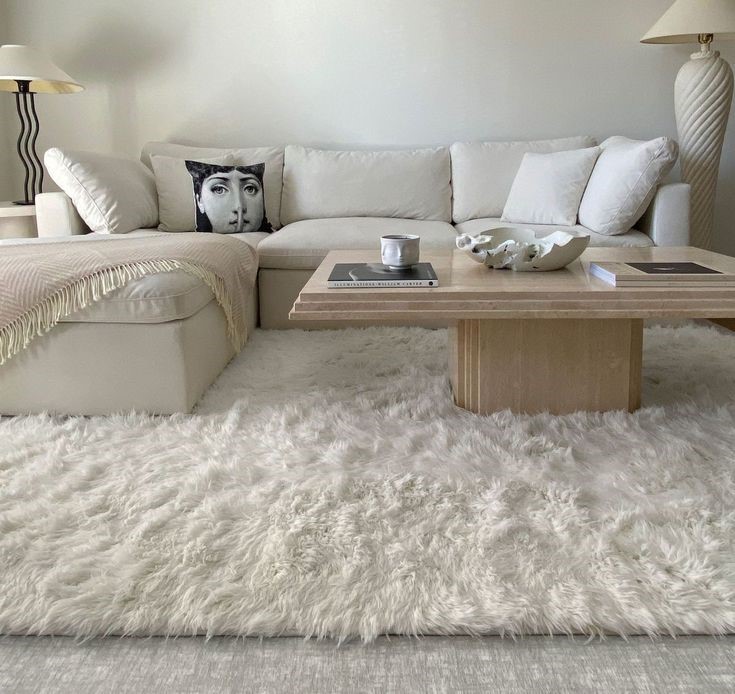 با کمک گرفتن از فرش‌های متناسب با منزلتان فضا را بدون ایجاد احساس شلوغی زیبا نشان دهید.