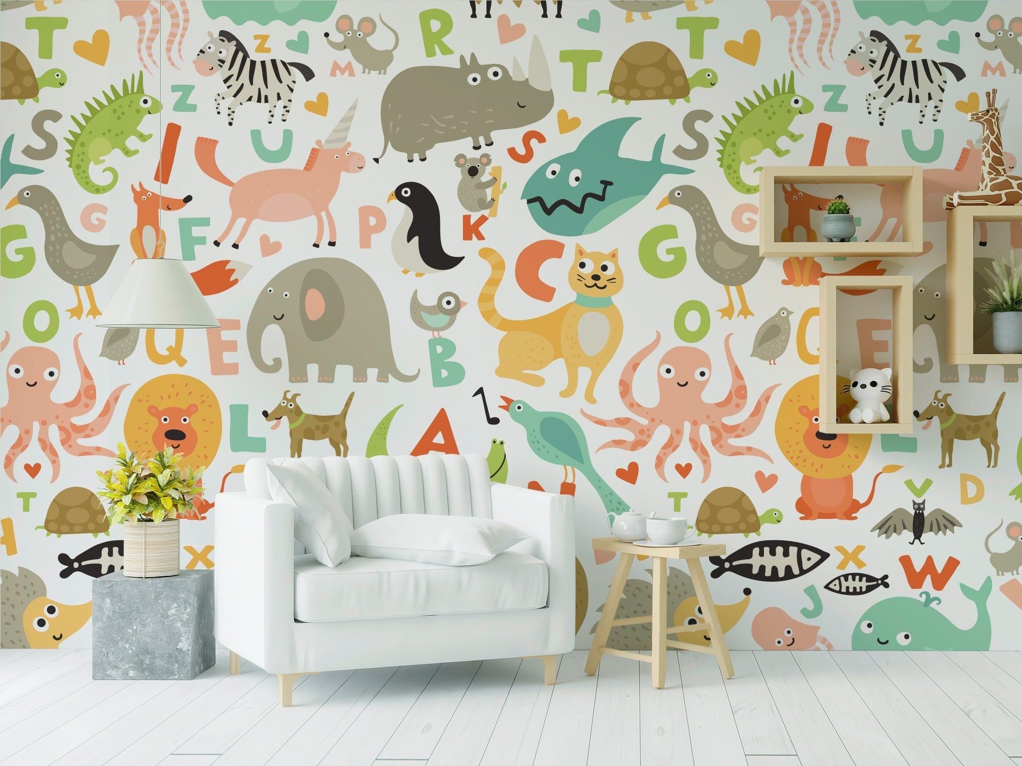 نقاشی‌های آموزشی روی دیوارها، یکی از ایده‌های بسیار خلاقانه و مفید در طراحی اتاق کودک است.