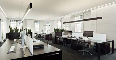 با میز کاری منحصر به فرد و انتخاب دقیق صندلی‌ها، طراحی این دفتر کار نه تنها به بهره‌وری کاربران کمک می‌کند بلکه یک تجربه کاری بی‌نظیر و راحت را فراهم می‌سازد
