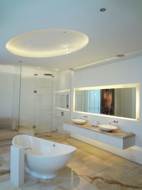 استفاده از نورپردازی در سقف کاذت یکی دیگر از اصول لازمه برای نورپردازی سرویس و حمام است