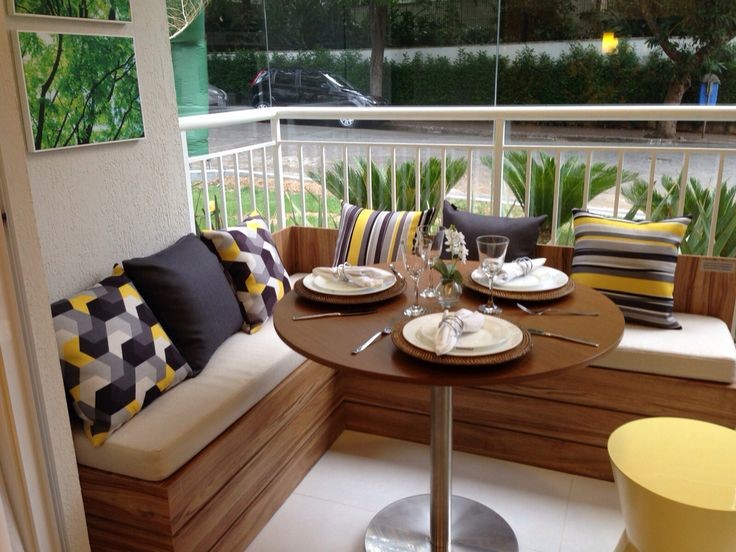 تراس با دارا بودن میز و صندلی‌های راحت، امکان سپری کردن لحظاتی شاد و خوشایند در فضای باز را برای ناهار یا شام ارائه می‌دهد
