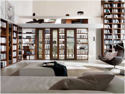 طراحی کتابخانه با قفسه‌های سفید و کتب چیده شده