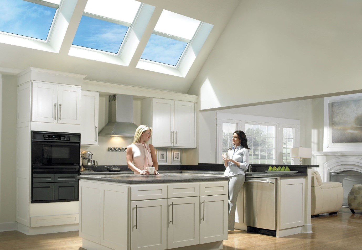 این پنجره با طراحی خمیده به دکور آشپزخانه جلوه‌ای مدرن داده است
