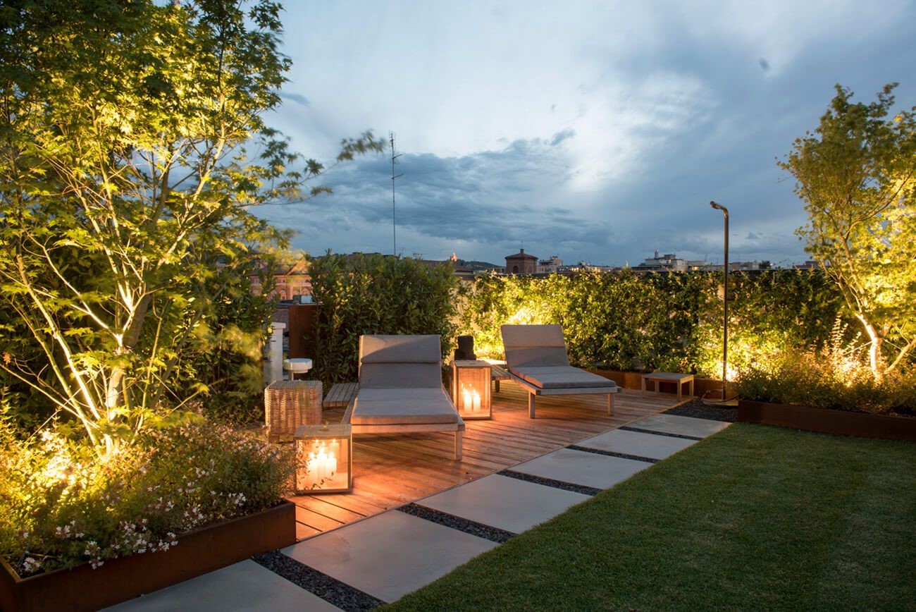 با افزودن نور زیر درختان باغ پشت بام، شما می‌توانید از فضای سبز در تمام ساعات شب تا آفتاب لذت ببرید