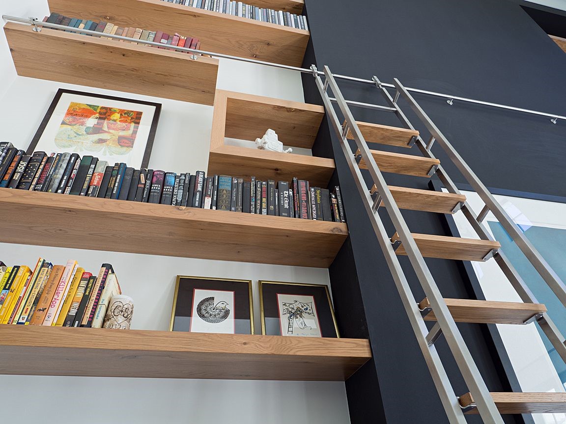 نردبان؛ راهی برای دستیابی به کتب در قفسه‌های بالای کتابخانه با اراحتی و سهولت