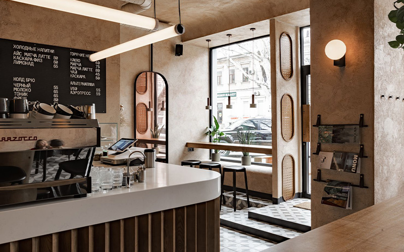 طراحی داخلی کافه، با منعکس کردن ارزش‌ها و متناسب بودن با سلیقه مخاطبان مشتری، تجربه یکتا و جذابی را فراهم می‌سازد