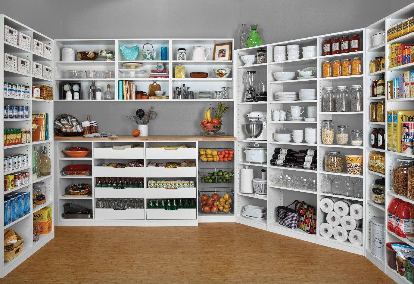 این اتاق، علاوه بر ذخیره‌سازی، یک فضای آماده‌سازی راحت برای مواد غذایی فراهم می‌کند