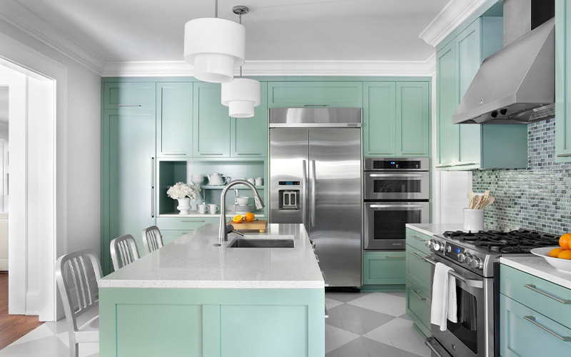 رنگ‌های زنده مثل نارنجی و سبز، آشپزخانه را با انرژی و شادابی پر کرده‌اند.
