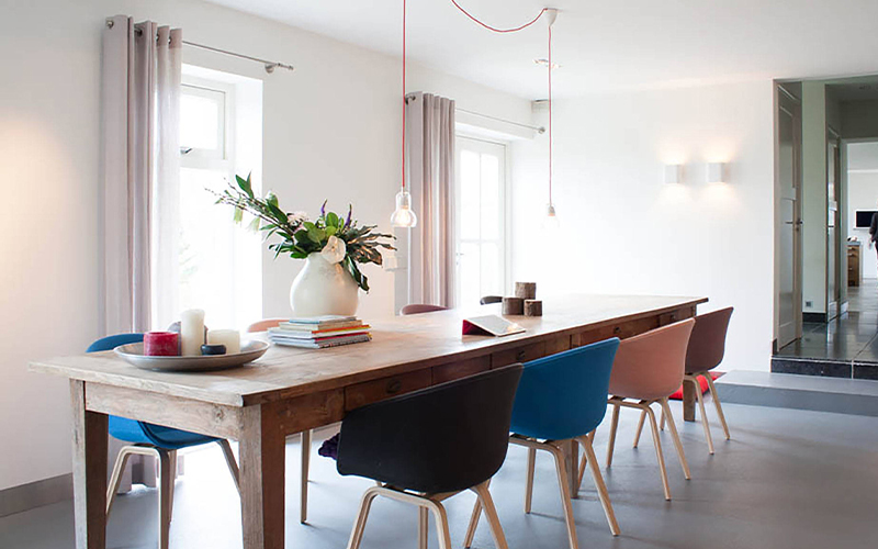در این تصویر، انتخاب میز و صندلی با اندازه‌ها و راحتی کافی، جهت ایجاد جلسات خانوادگی یا مهمانی‌ها به دقت مورد نظر قرار گرفته است.