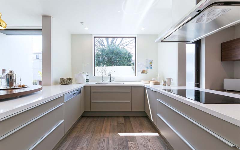 آشپزخانه با استفاده بهینه از تمامی سه ضلع، فضا را به طور کامل بهره‌مند می‌کند.