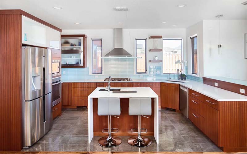 آشپزخانه با طراحی شکوفا و استفاده از مثلث طلایی برای جلوه زیبا