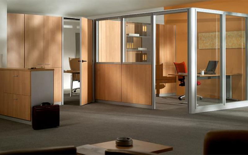پارتیشن‌های چوبی امکان نصب انواع مختلف درب‌ها را فراهم می‌کنند، که این انعطاف در طراحی فضاهای کاری بسیار مفید است.