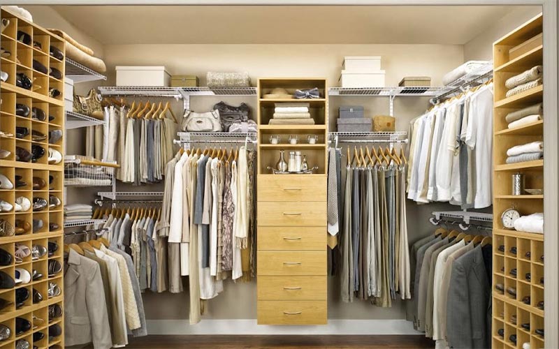 این اصل به معنای حفظ نظم و سازمان در کلوزت روم است. تمیز نگه داشتن فضا و داشتن یک سیستم سازمانی موثر برای لباس‌ها و وسایل از جمله این اصول است.